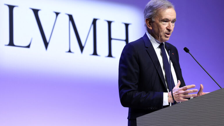 Chủ tịch kiêm CEO LVMH Bernard Arnault tại sự kiện của công ty ở Paris tháng 1/2024. Ảnh: Reuters