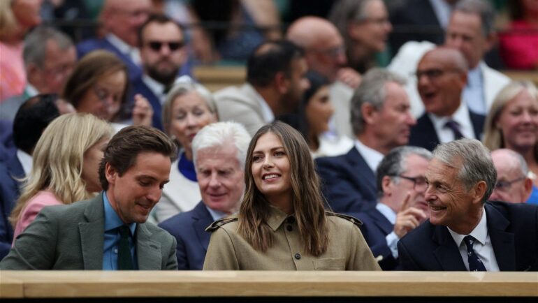 Sharapova (giữa) và bạn trai Gilkes trên khán đài sân Trung tâm ở Wimbledon hôm 3/7. Ảnh: Reuters