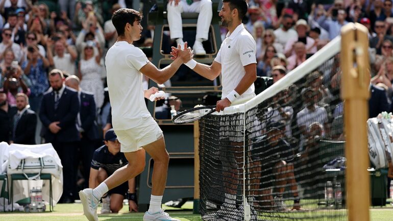 Djokovic (phải) bắt tay chúc mừng Alcaraz sau trận chung kết Wimbledon 2024 trên sân Trung tâm hôm 16/7. Ảnh: Reuters