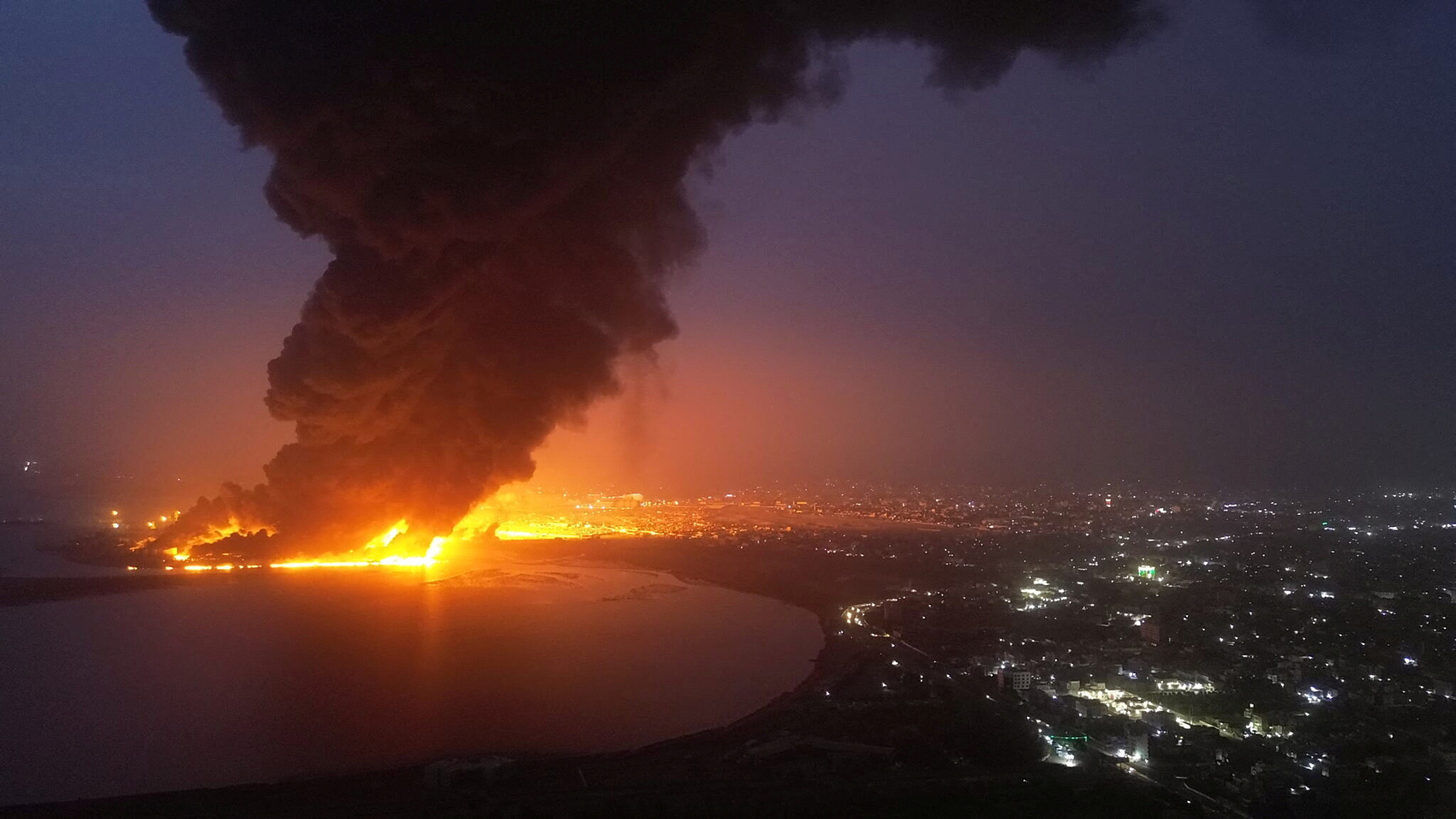 Khói và lửa bốc lên sau vụ tập kích của Israel vào thành phố cảng Hodeidah rạng sáng 21/7. Ảnh: Reuters