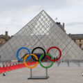 Vòng tròn Olympic đặt bên trong Bảo tàng Louvre ở Paris (Pháp) hôm 25/7. Ảnh: Reuters