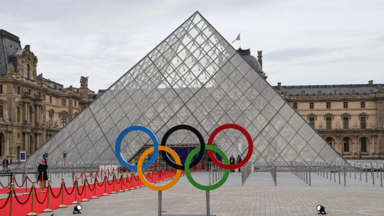 Vòng tròn Olympic đặt bên trong Bảo tàng Louvre ở Paris (Pháp) hôm 25/7. Ảnh: Reuters