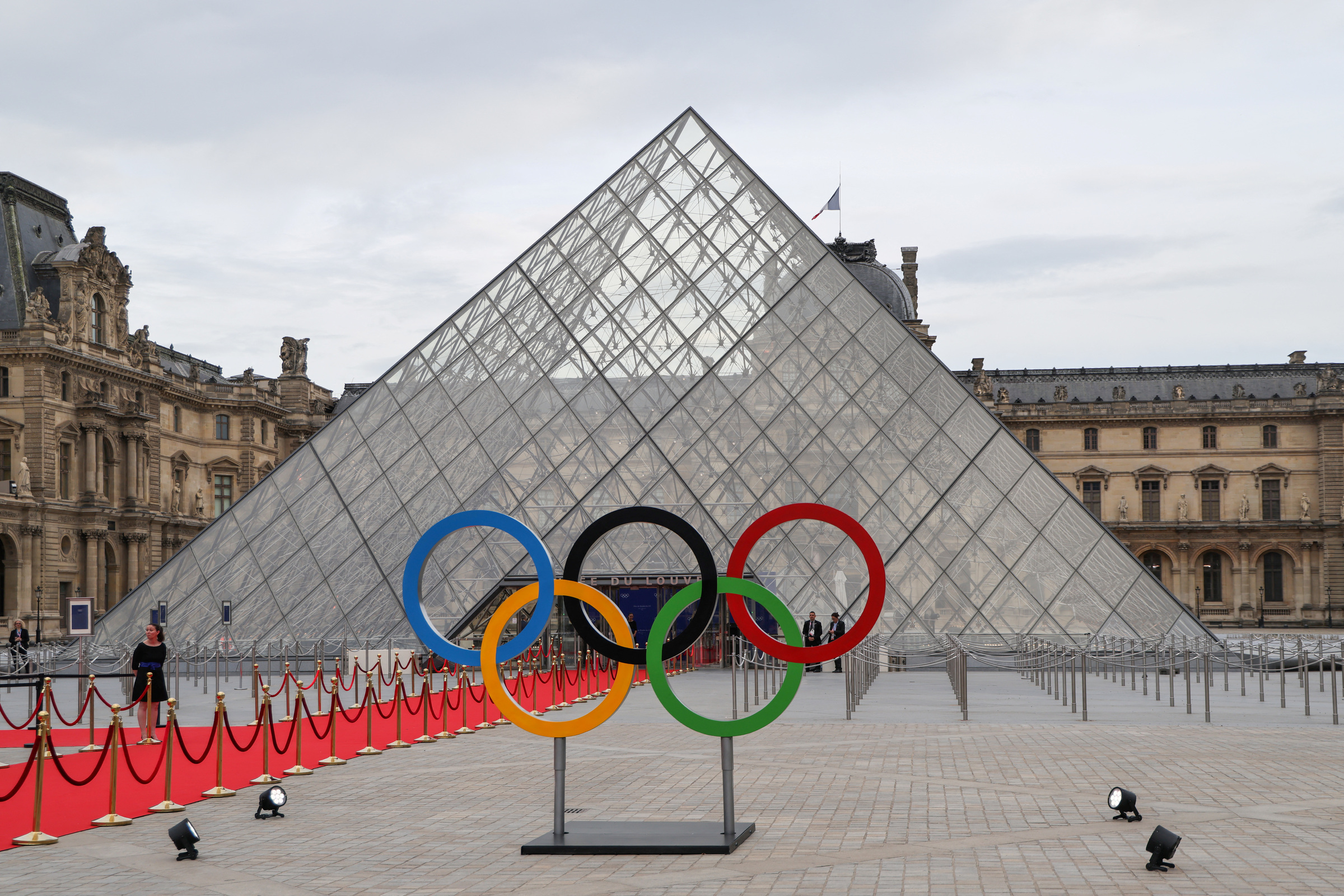 Vòng tròn Olympic đặt bên trong Bảo tàng Louvre ở Paris (Pháp) hôm 25/7. Ảnh: Reuters