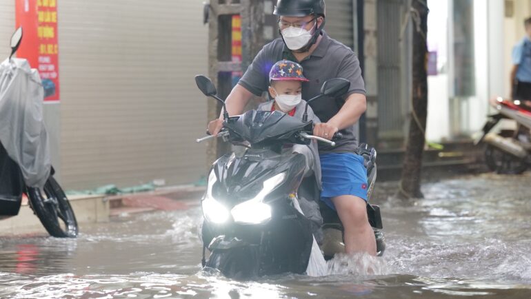 Hà Nội mưa lớn, gây ngập một số tuyến phố tháng 5/2022. Ảnh: Ngọc Thành