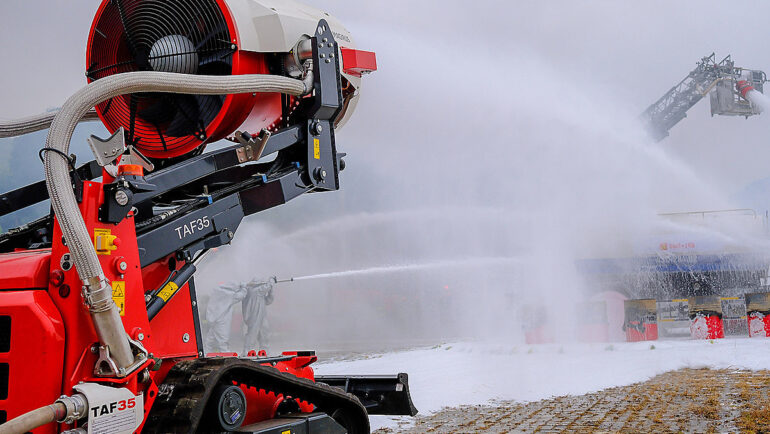 Robot TAF35 tại Đà Nẵng tham gia diễn tập phòng cháy chữa cháy ba nước Việt Nam, Lào, Campuchia ngày 29/3/2024. Ảnh: Nguyễn Đông