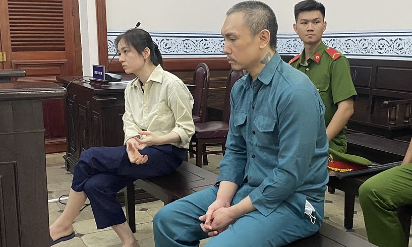 Bị cáo Shawn Han Sxe Siang và bạn gái tại tòa. Ảnh: Hải Duyên