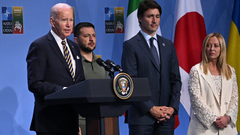 Từ trái qua phải: Tổng thống Mỹ Joe Biden, Tổng thống Ukraine Volodymyr Zelensky, Thủ tướng Canada Justin Trudeau và Thủ tướng Italy Giorgia Meloni tại Vilnius, Litva, hồi tháng 7/2023. Ảnh: AFP