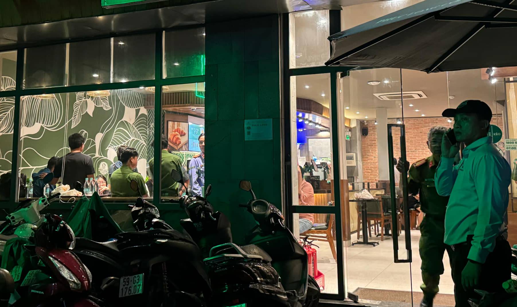 Cảnh sát đang lấy lời khai người liên quan tại hiện trường, điều tra án mạng. Ảnh: Trọng Nghĩa