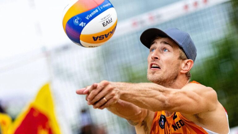 Van de Velde trong một trận bóng chuyền bãi biển cùng đội Hà Lan. Ảnh: Imago