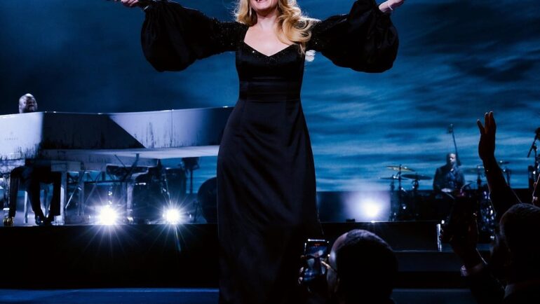 Ca sĩ Adele trên sân khấu tại Las Vegas hồi tháng 2. Ảnh: Instagram Adele