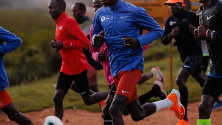 Kipchoge trong buổi tập tại Kaptagat ngày 21/6. Ảnh: Facebook / Eliud Kipchoge