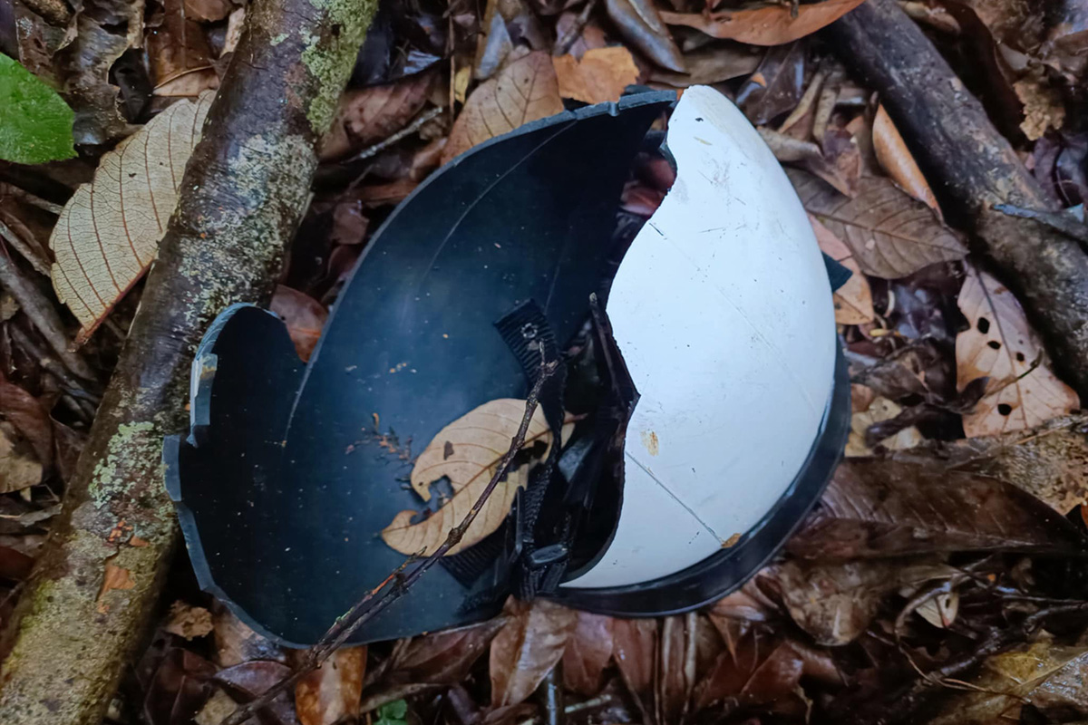 Mũ bảo hiểm của nạn nhân bị vỡ nát sau khi bị cây rừng ngã đè. Ảnh: Ngọc Oanh