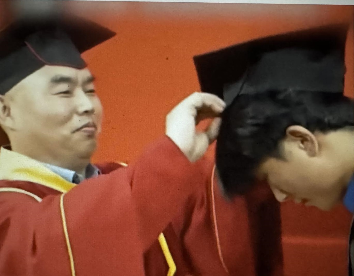 Tạ Chí Long tại buổi tốt nghiệp dành riêng cho mình. Ảnh: The Paper