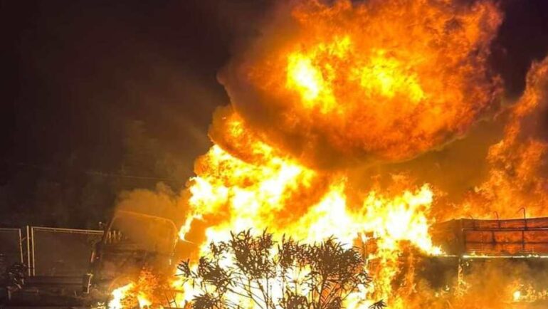 Xe tải cháy rực trên cao tốc Hà Nội - Lào Cai, sáng 27/7. Ảnh: Hội lái xe