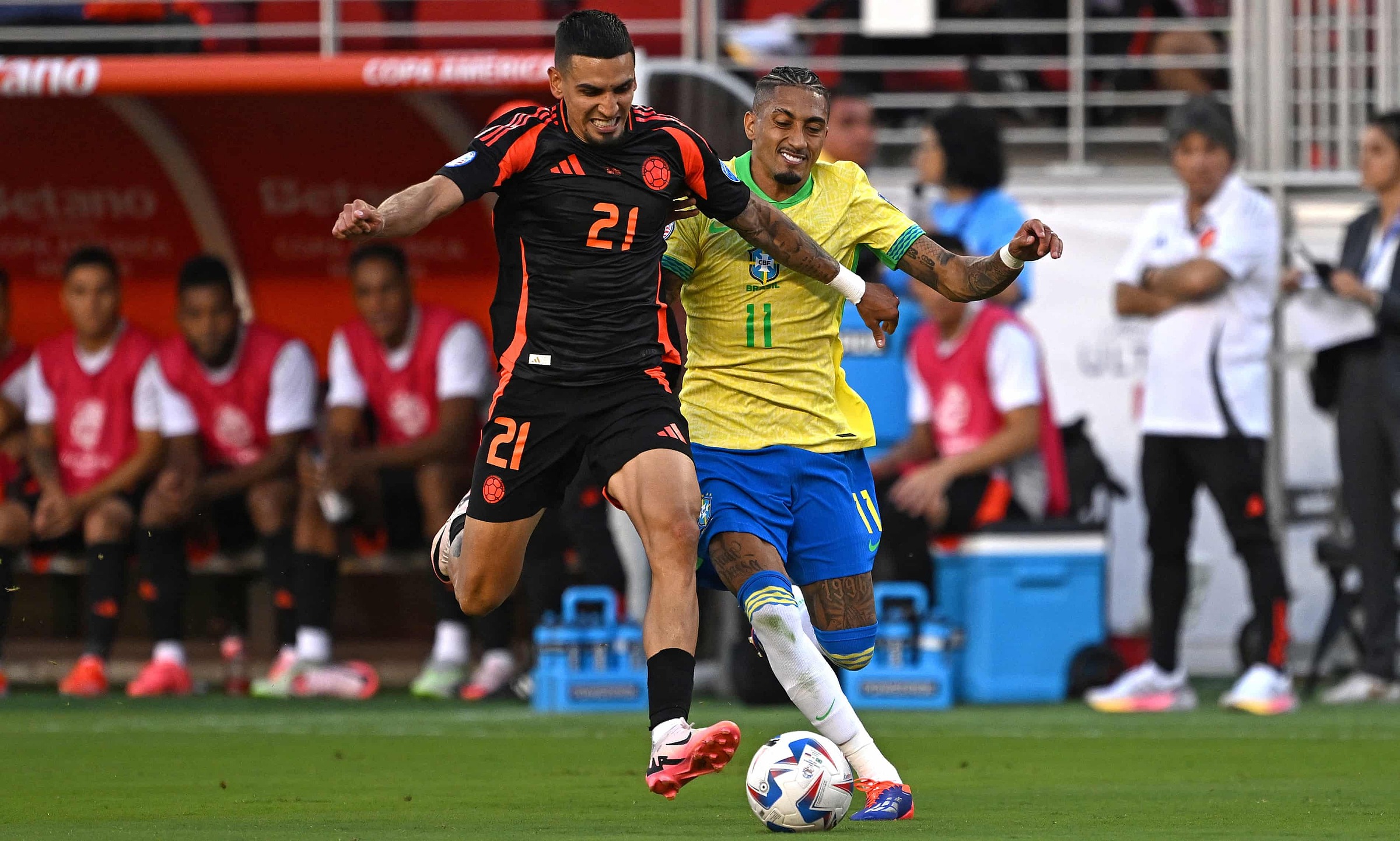 Raphinha (số 11) bị hậu vệ Colombia ngăn cản trong trận hòa 1-1 ở lượt cuối bảng D Copa America 2022 trên sân Levi’s, Santa Clara ngày 3/6. Ảnh: AFP