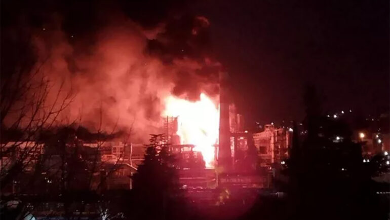 Đám cháy tại nhà máy lọc dầu ở Tupase, vùng Krasnodar, Nga sau trận tập kích ngày 22/7. Ảnh: RIA Novosti