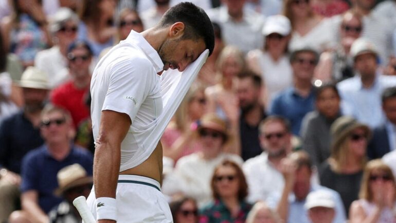 Djokovic thất vọng sau một điểm thua ở trận gặp Alcaraz trên sân Trung tâm Wimbledon hôm 14/7. Ảnh: Reuters