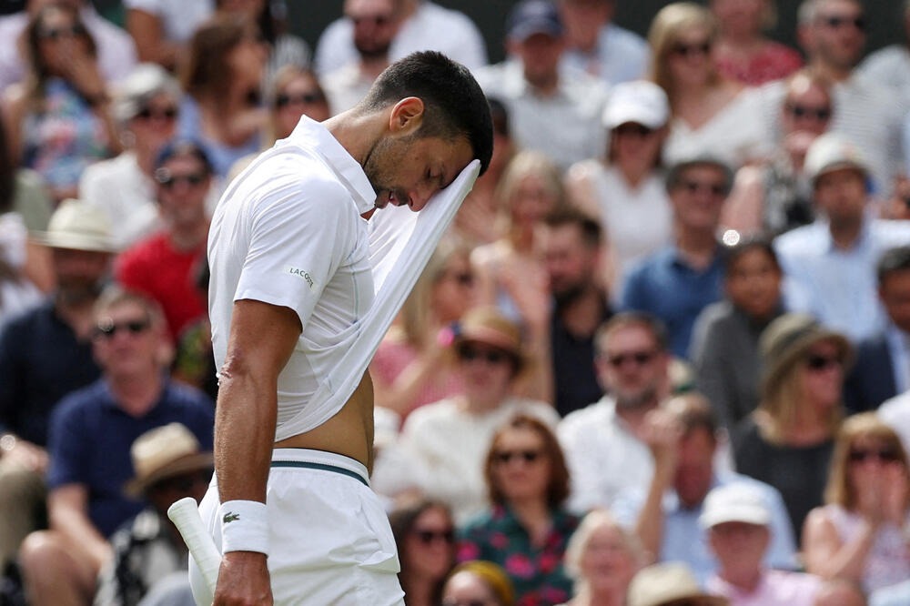 Djokovic thất vọng sau một điểm thua ở trận gặp Alcaraz trên sân Trung tâm Wimbledon hôm 14/7. Ảnh: Reuters