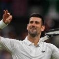 Djokovic mừng chiến thắng trước Popyrin trên sân Trung tâm ở Wimbledon hôm 6/7. Ảnh: Reuters