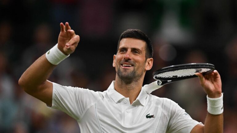 Djokovic mừng chiến thắng trước Popyrin trên sân Trung tâm ở Wimbledon hôm 6/7. Ảnh: Reuters