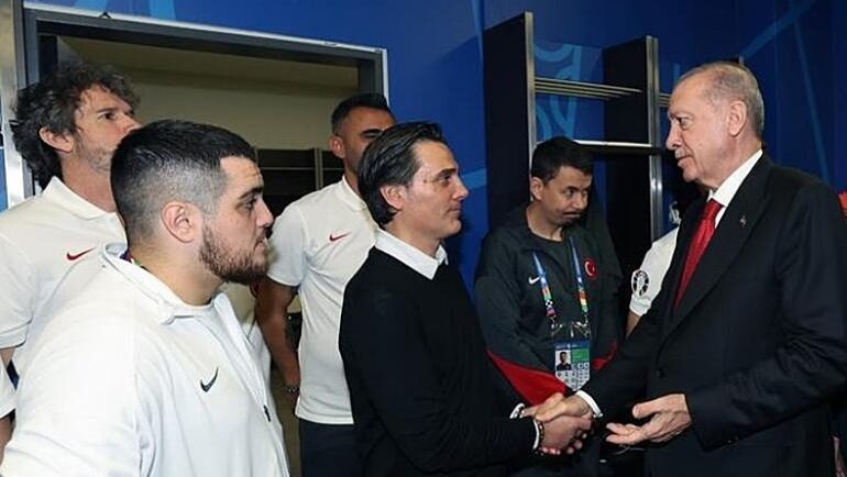 Tổng thống Erdogan bắt tay HLV Montella trong phòng thay đồ tuyển Thổ Nhĩ Kỳ sau trận thua Hà Lan 1-2 ở tứ kết Euro 2024 trên sân Olimpic, Berlin ngày 6/7. Ảnh: Milliyet