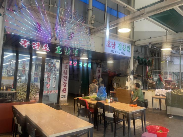 Quán thịt chó ở Chợ Moran, Seongnam, Tỉnh Gyeonggi. Ảnh: Korea Times