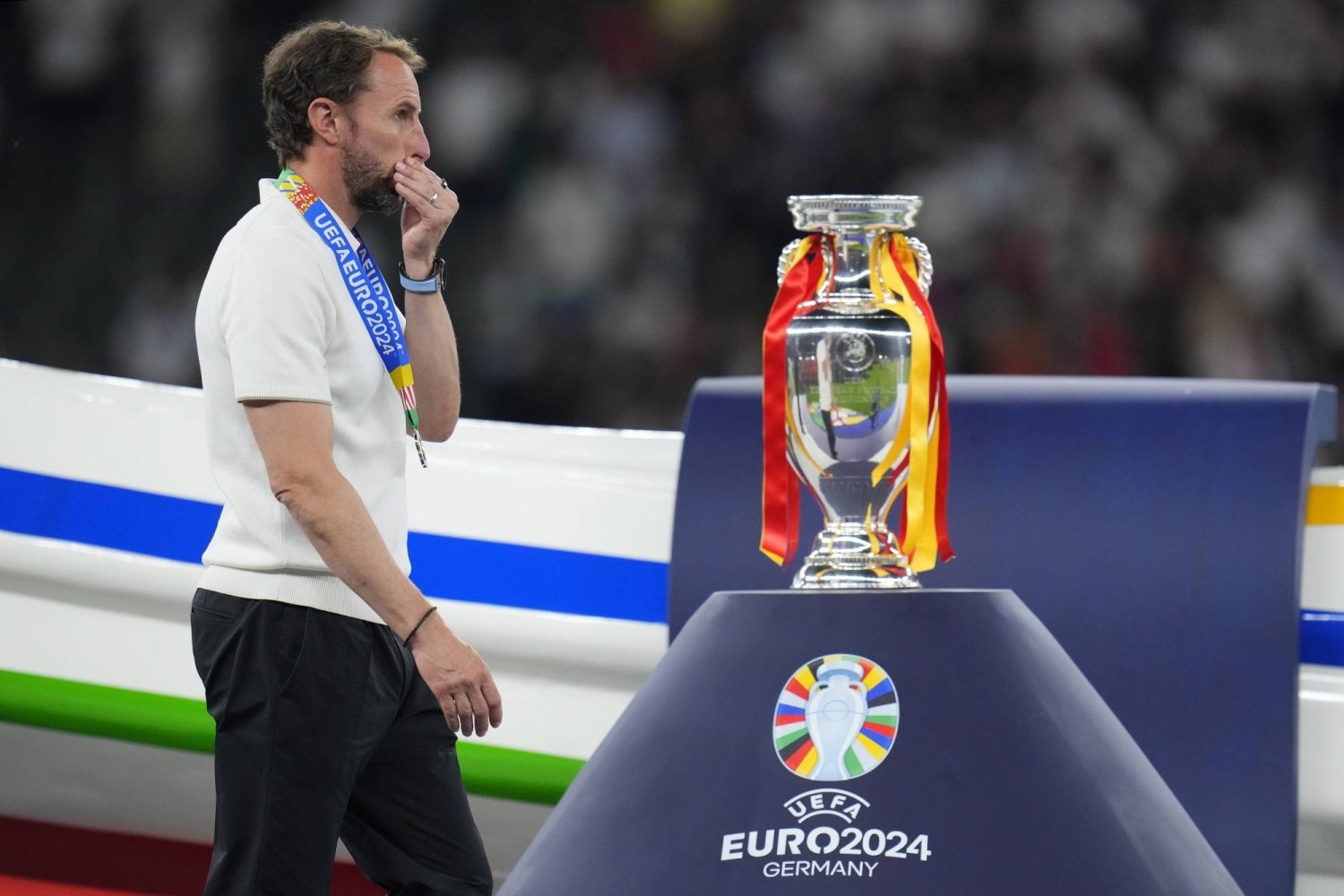 HLV Southgate bước qua chiếc cup Henry Delaunay trong lễ trao giải sau trận chung kết Euro 2024. Ảnh: AP