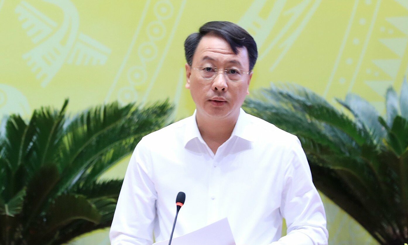 Giám đốc Sở Nội vụ Trần Đình Cảnh trả lời chất vấn. Ảnh: Hoàng Phong