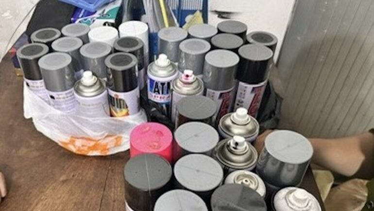 Các lọ sơn của hai thanh niên người nước ngoài dùng để vẽ bậy bị công an thu giữ. Ảnh: Công an cung cấp