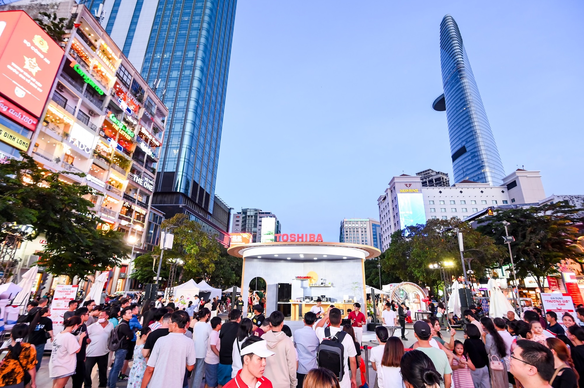 Người tham quan trải nghiệm không gian thương gia của Toshiba. Ảnh: Toshiba