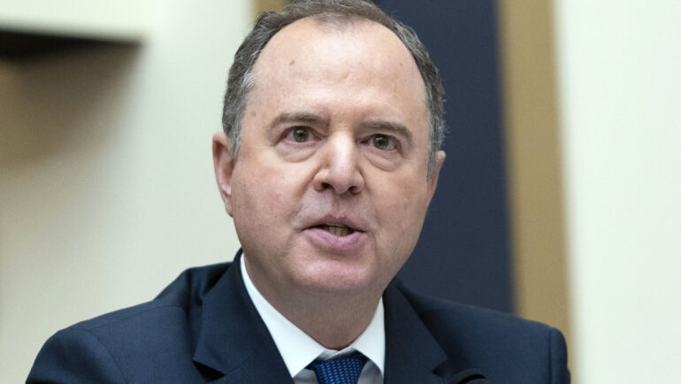 Nghị sĩ Adam Schiff trong cuộc họp ở Đồi Capitol hồi năm 2023. Ảnh: AP