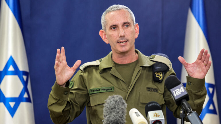 Chuẩn đô đốc Daniel Hagari, phát ngôn viên lực lượng phòng vệ Israel (IDF), tại cuộc họp báo ở Tel Aviv tháng 10/2023. Ảnh: AFP