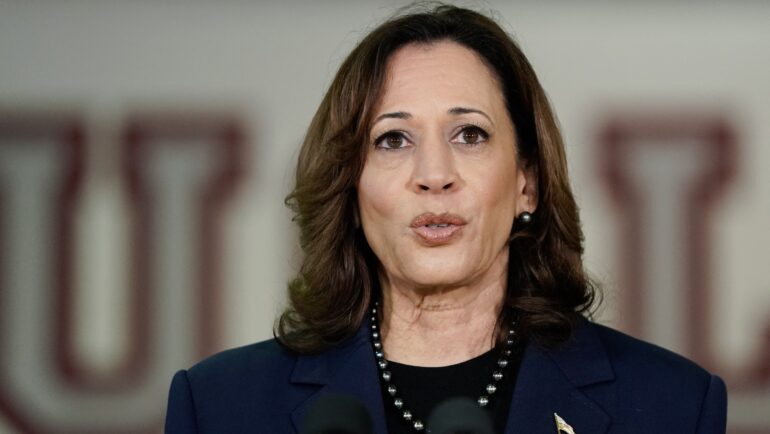 Phó tổng thống Mỹ Kamala Harris tại Parkland, Florida, hôm 23/3. Ảnh: AFP