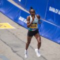 Obiri trong những mét cuối trước khi về nhất Boston Marathon 2024 ngày 15/4. Ảnh: AFP