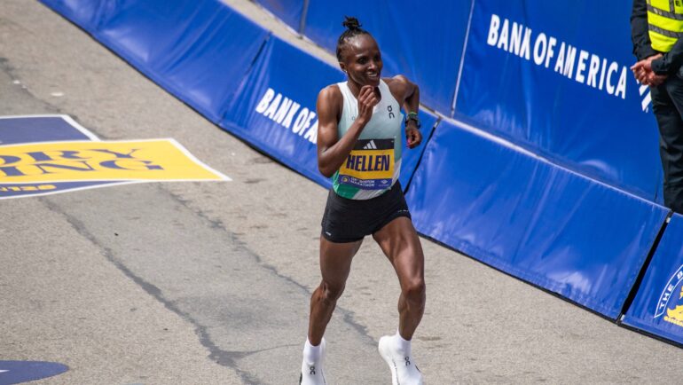 Obiri trong những mét cuối trước khi về nhất Boston Marathon 2024 ngày 15/4. Ảnh: AFP