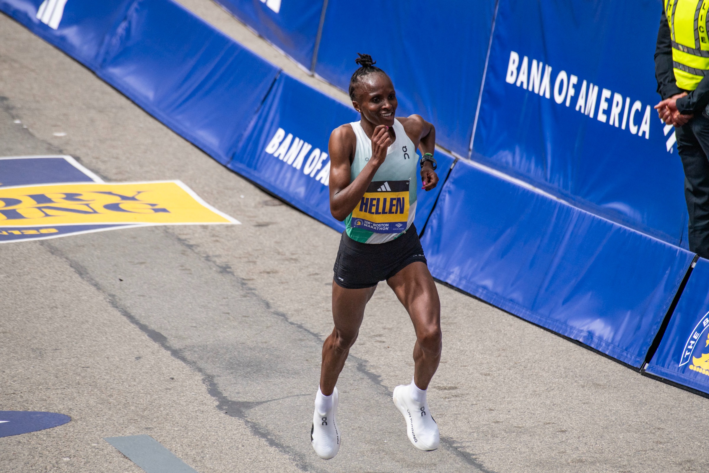 Obiri trong những mét cuối trước khi về nhất Boston Marathon 2024 ngày 15/4. Ảnh: AFP