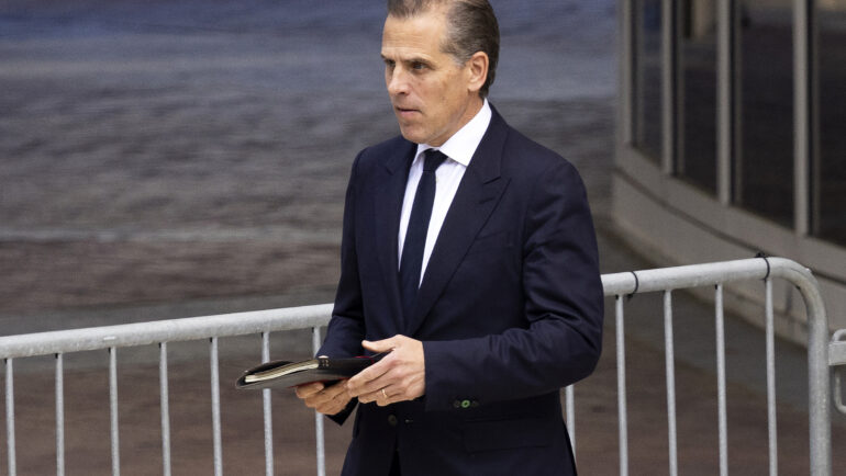 Hunter Biden rời tòa án liên bang Wilmington, bang Delaware ngày 10/6. Ảnh: AFP