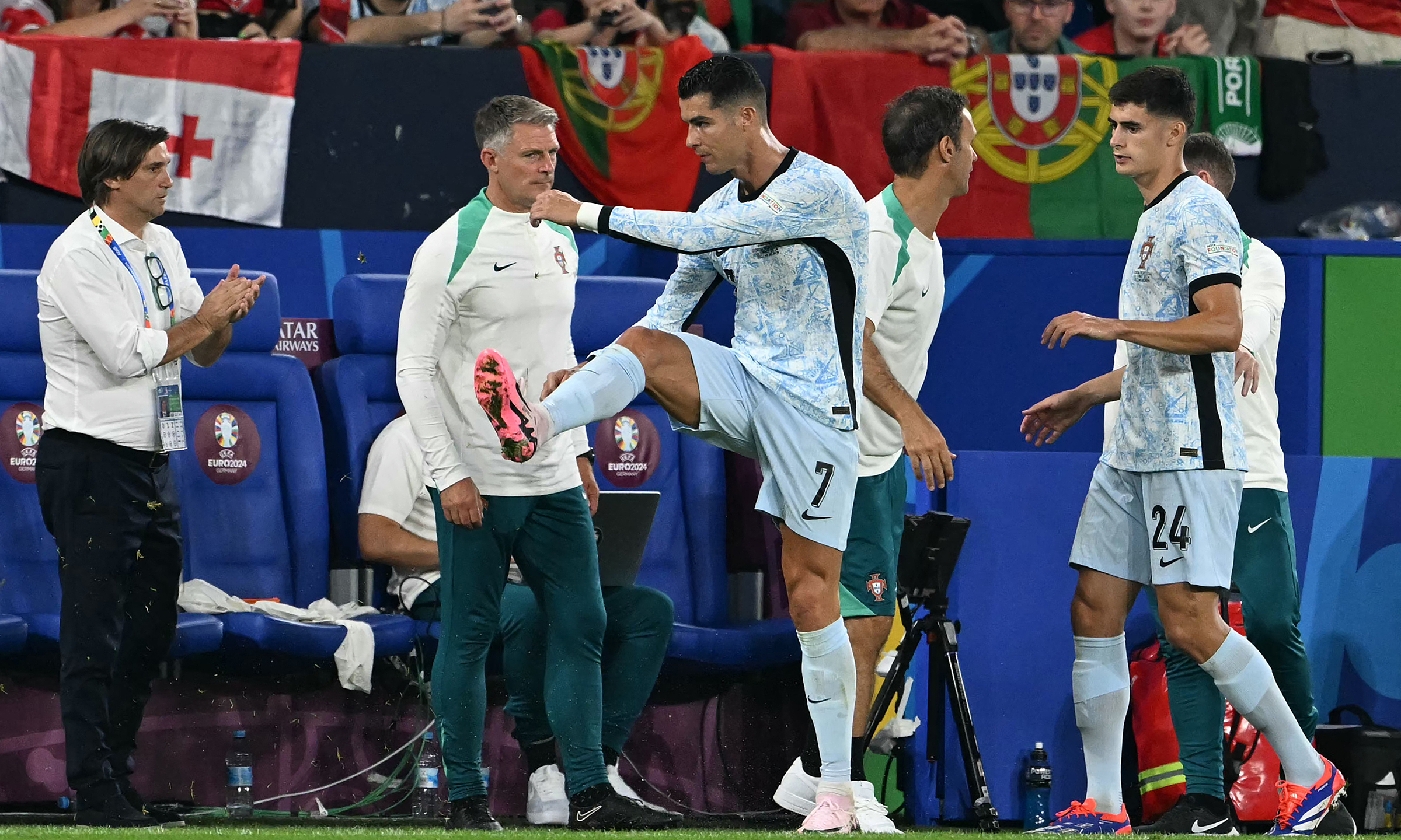 Ronaldo đá văng chai nước sau khi bị thay người khỏi sân trong trận Bồ Đào Nha thua Gruzia ở lượt cuối bảng F Euro 2024, trên sân Veltins Arena ngày 26/6. Ảnh: AFP