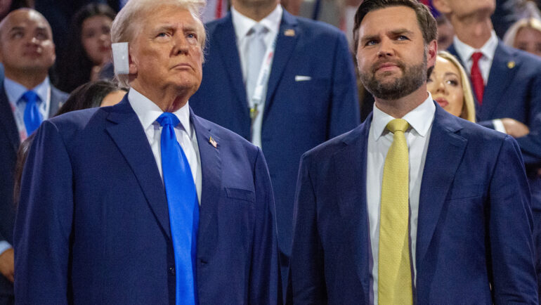 Ông Trump (trái) và ông JD Vance tại đại hội đảng Cộng hòa ở thành phố Milwaukee, bang Wisconsin ngày 16/7. Ảnh: AFP