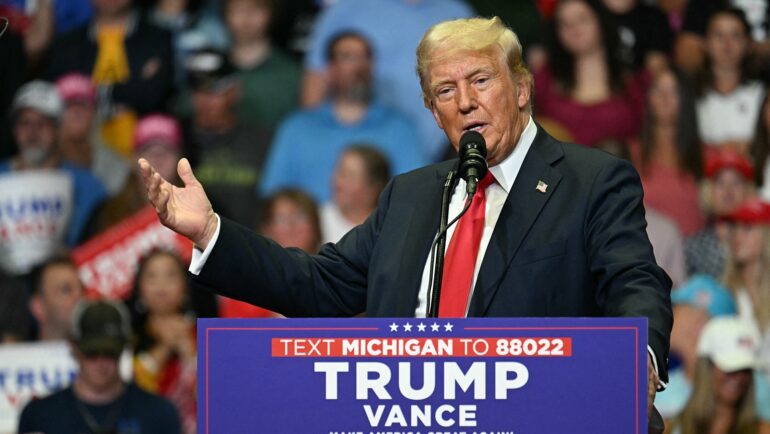 Ứng viên tổng thống đảng Cộng hòa Donald Trump trong cuộc vận động tranh cử ở nhà thi đấu Van Andel Arena, thành phố Grand Rapids, bang Michigan ngày 20/7. Ảnh: AFP