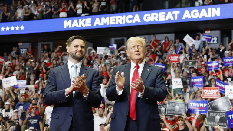 Donald Trump (phải) và JD Vance cao tương đương khi đứng cạnh nhau tại buổi vận động tranh cử ở thành phố Grand Rapids, Michigan ngày 20/7. Ảnh: AFP