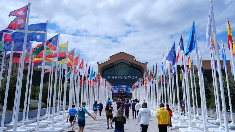 Khu vực cổng vào của Làng Olympic ở phía bắc Paris, Pháp. Ảnh: AFP
