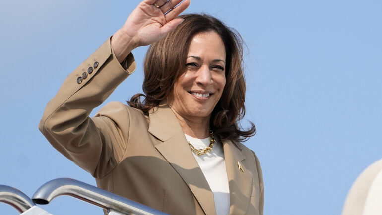 Phó tổng thống Mỹ Kamala Harris trên chuyên cơ Không lực Hai tại thành phố Westfield, bang Massachusetts ngày 27/7. Ảnh: AFP