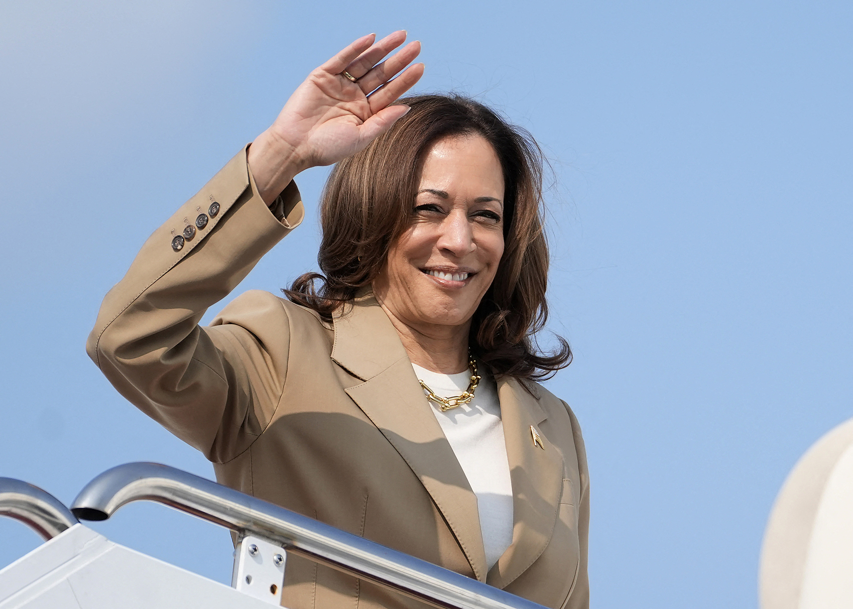 Phó tổng thống Mỹ Kamala Harris trên chuyên cơ Không lực Hai tại thành phố Westfield, bang Massachusetts ngày 27/7. Ảnh: AFP