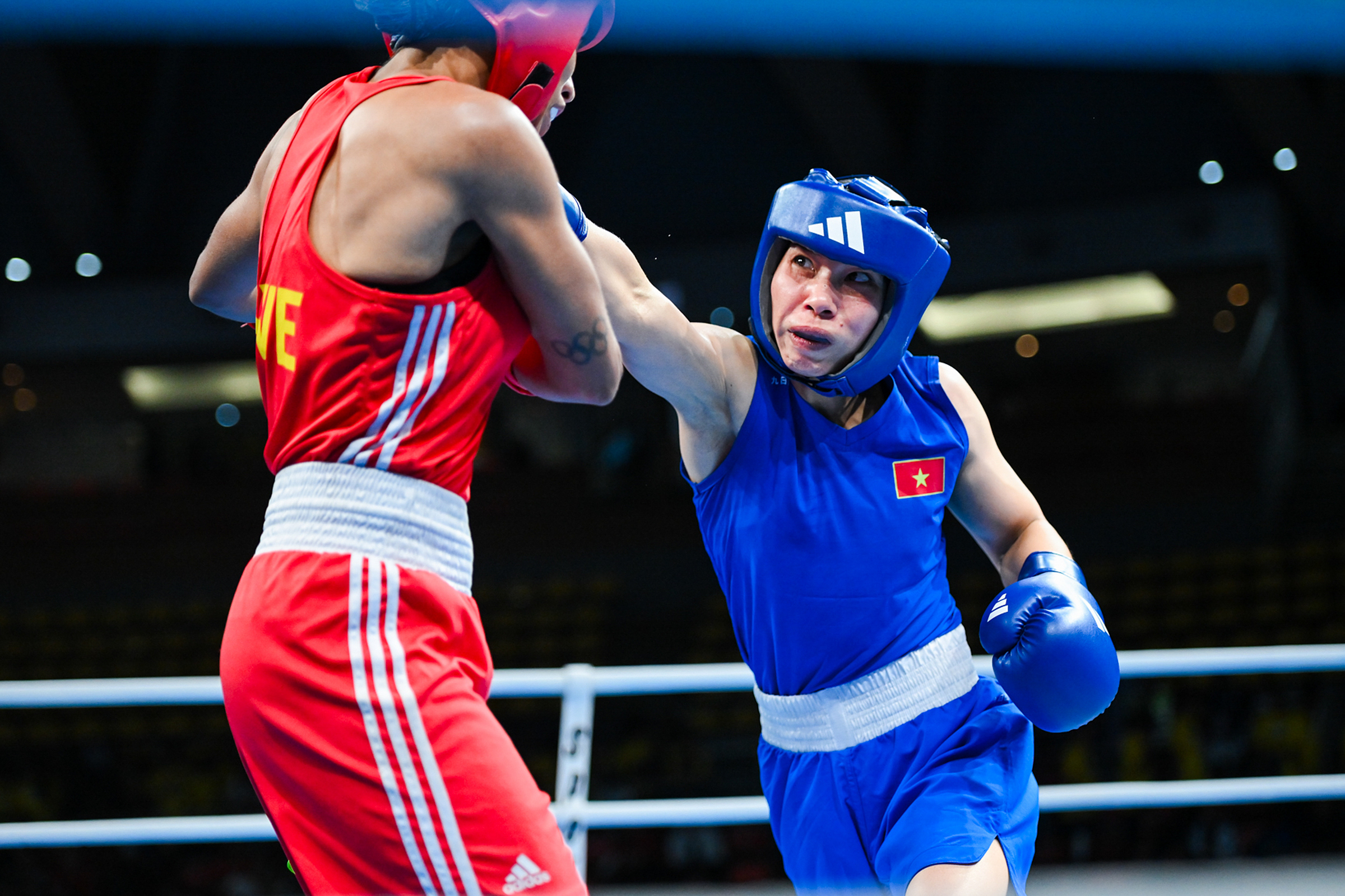 Võ sĩ boxing Hà Thị Linh (phải). Ảnh: Boxing.athlete365