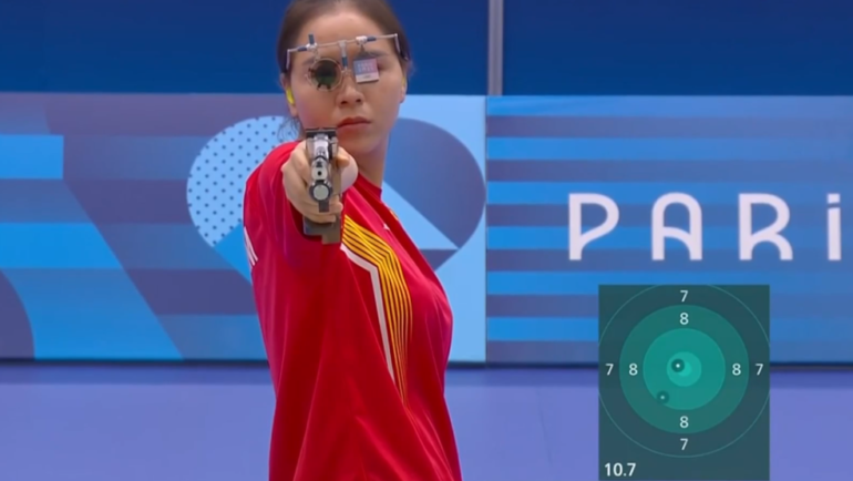 Trịnh Thu Vinh thi đấu ở chung kết nội dung 10m súng ngắn hơi nữ Olympic Paris 2024, chiều 28/7.