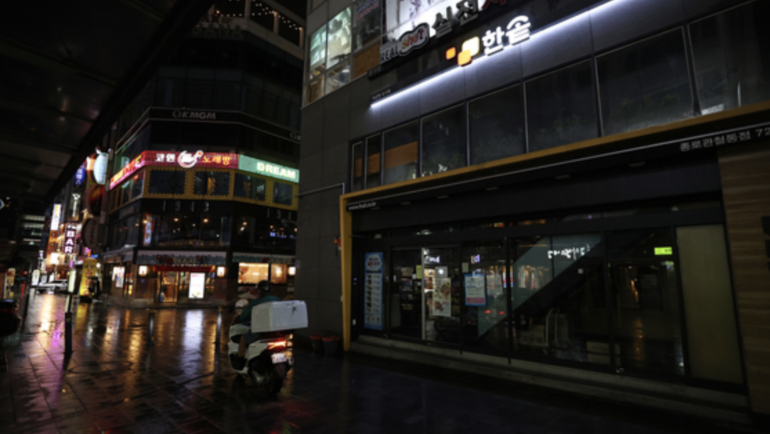 Một con phố vắng vẻ ở quận Jongno, Seoul, Hàn Quốc. Ảnh: YONHAP