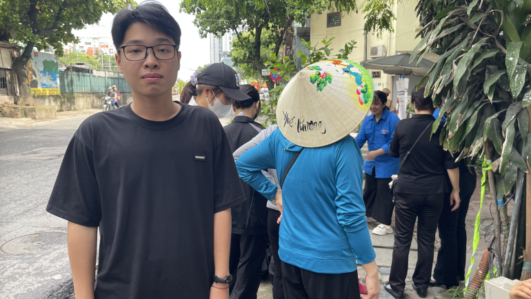 Thèn Trung Thành một mình vượt 340 km từ Xín Mần, Hà Giang xuống Hà Nội viếng Tổng Bí thư Nguyễn Phú Trọng, chiếu 25/7. Ảnh: Hải Hiền