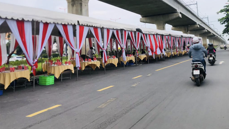 Rạp đám cưới kéo dài hơn chục mét nằm dưới Metro số 1, lấn ra đường đường song hành xa lộ Hà Nội. Ảnh: Người dân cung cấp