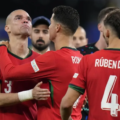 Ronaldo động viên Pepe sau trận thua Pháp ở tứ kết Euro 2024. Ảnh: AP.